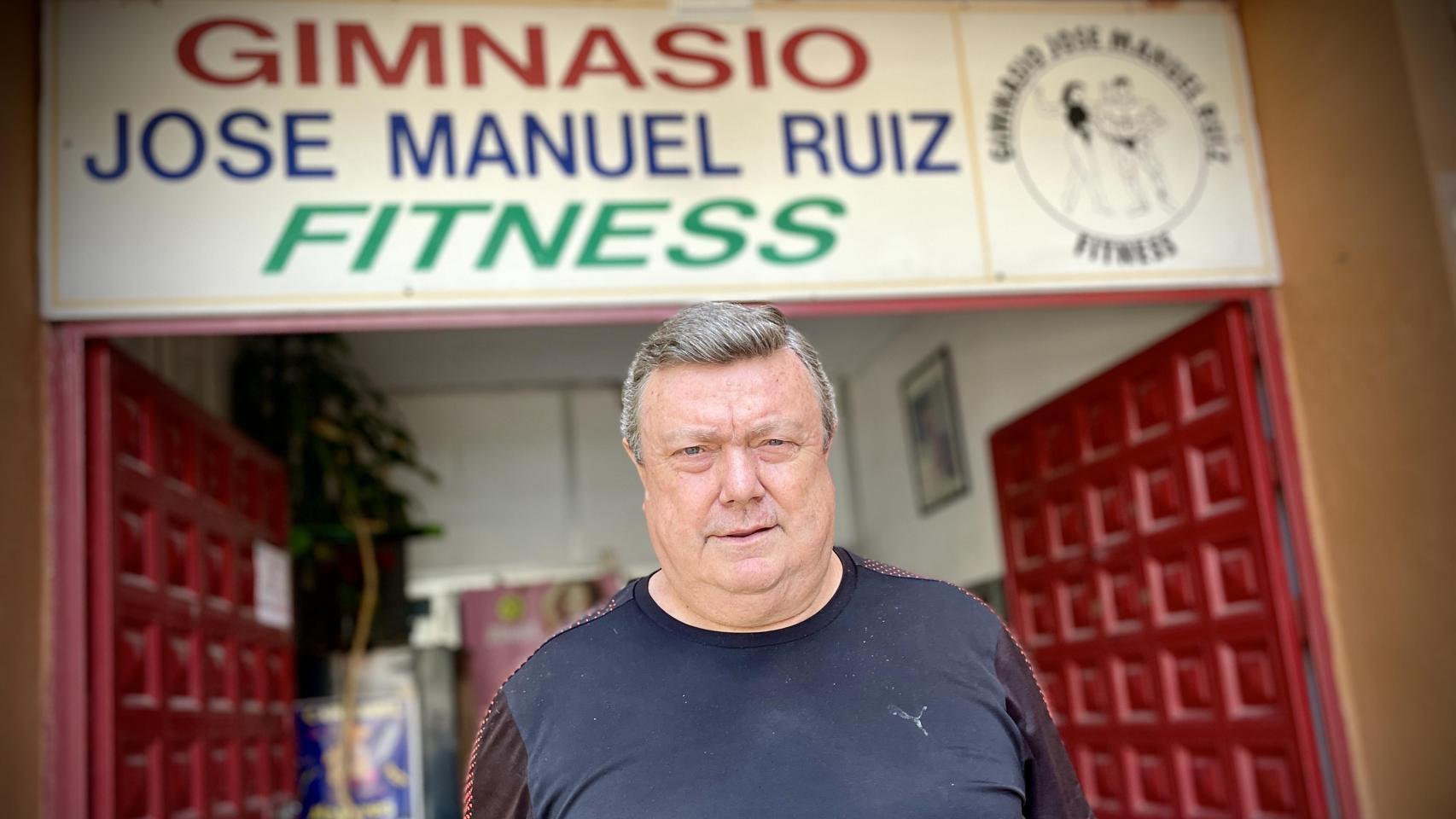 José Manuel Ruiz posa frente a su gimnasio.