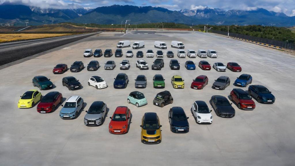 Foto de familia de toda la gama de los 65 coches electrificados de 11 marcas del Grupo Stellantis.