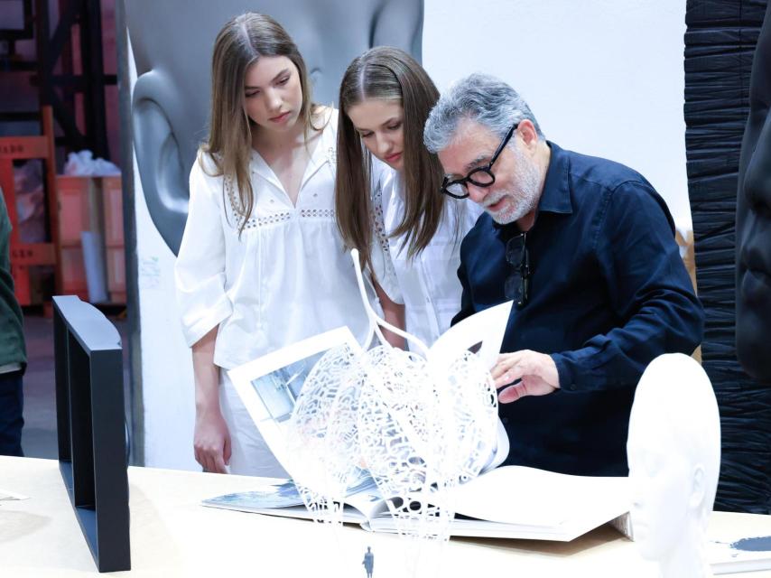 Leonor y Sofía, con el arquitecto Jaume Plensa en su estudio.