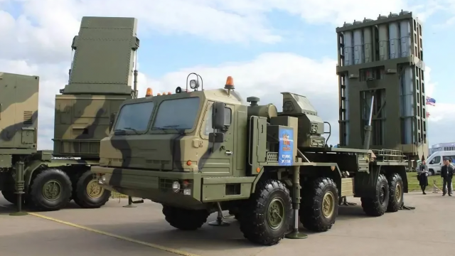 Vehículo lanzador junto con el radar del S-350