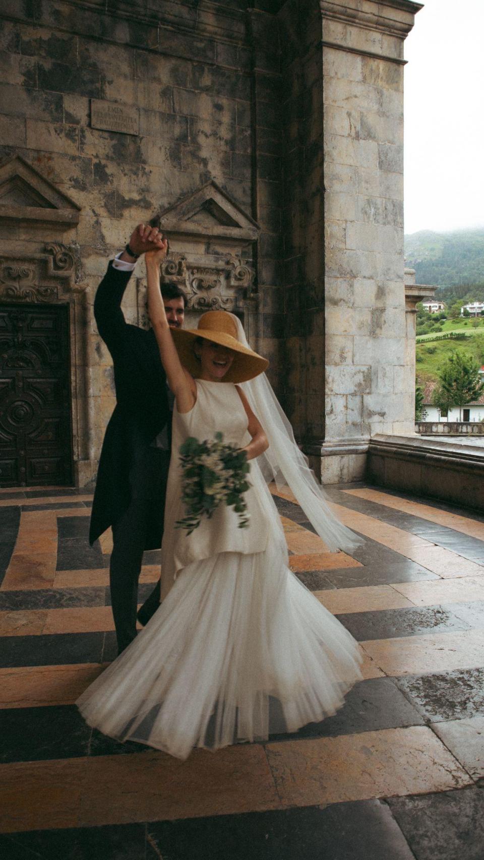 Los novios bailan a la salida de la Basílica