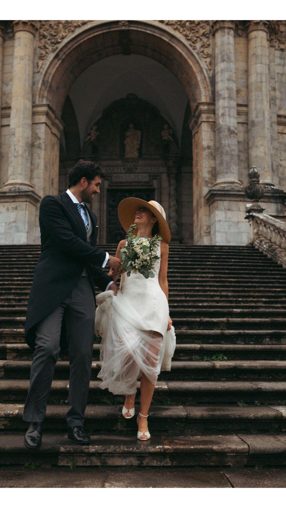 Los novios, saliendo de la iglesia