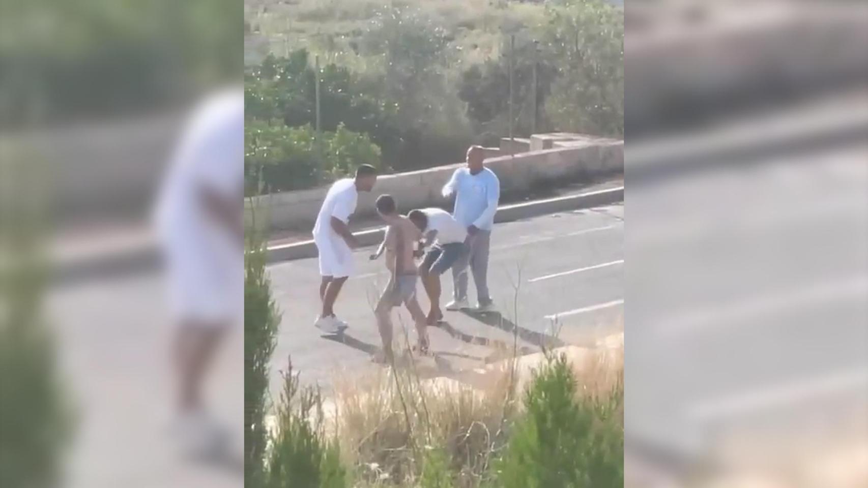 Una captura de la brutal paliza que recibió un supuesto ladrón, el viernes, en  la urbanización el Vergel de San Miguel de Llíria.