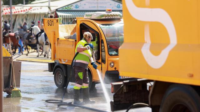 Una operaria de Lipasam trabaja durante la Feria de Abril.