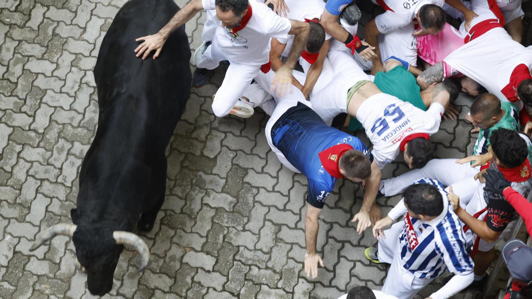 Varios corredores caídos en el tercer encierro de los Sanfermines.