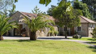 A la venta una exclusiva propiedad con piscina, bodega y jardín de 7.500 m2 a un paso del río Miño, en Pontevedra