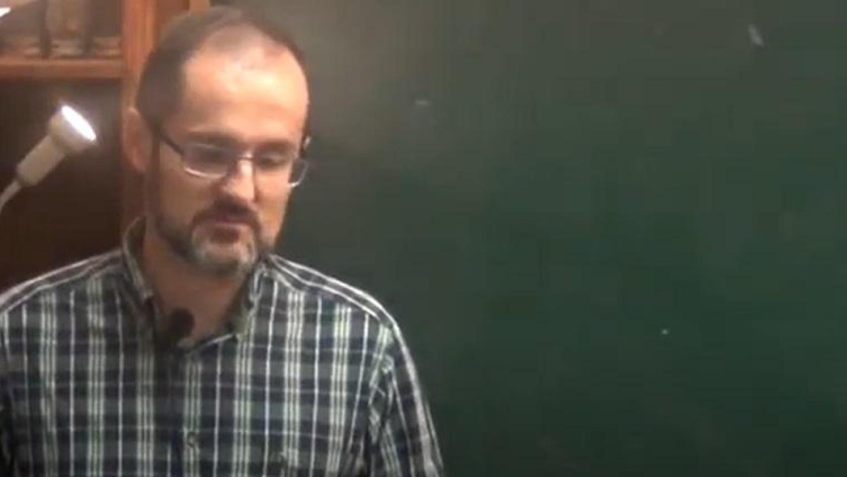 El profesor Federico M. en una charla colgada en YouTube.