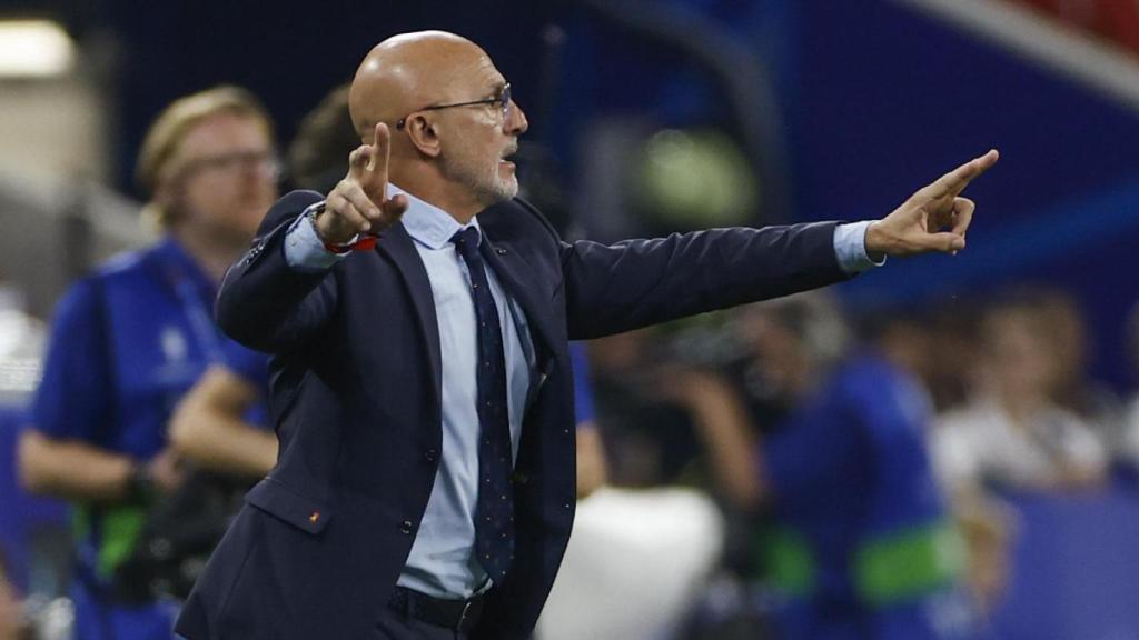 Luis de la Fuente da instrucciones en el partido frente a Francia.