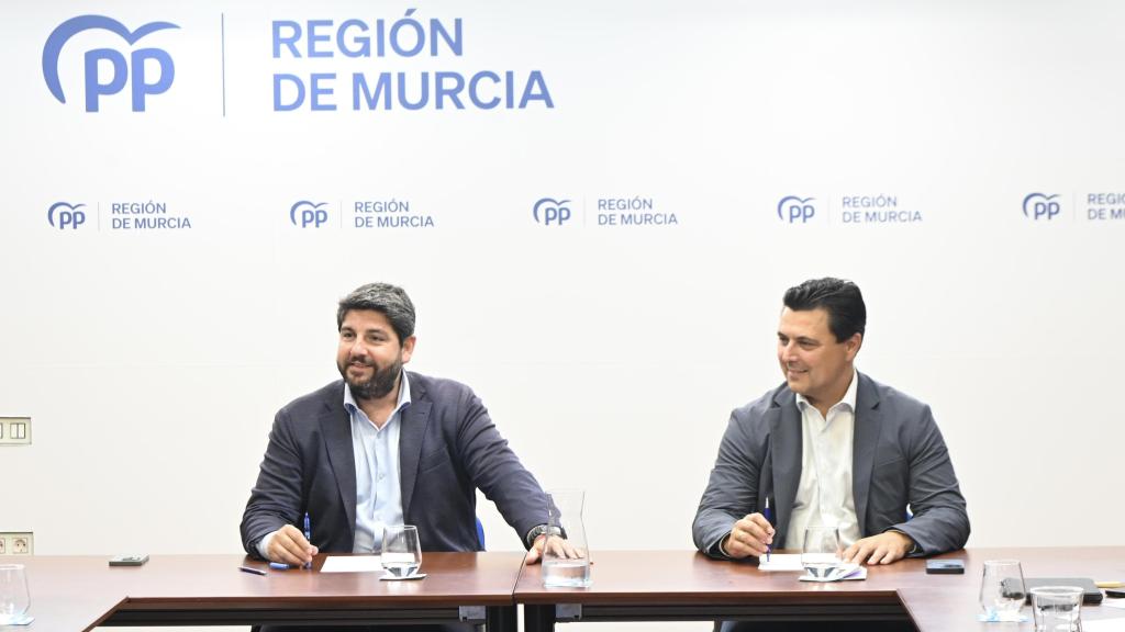 Fernando López Miras, presidente del PP de la Región de Murcia, y José Miguel Luengo, secretario general de organización del PP, en un comité de de dirección del partido.