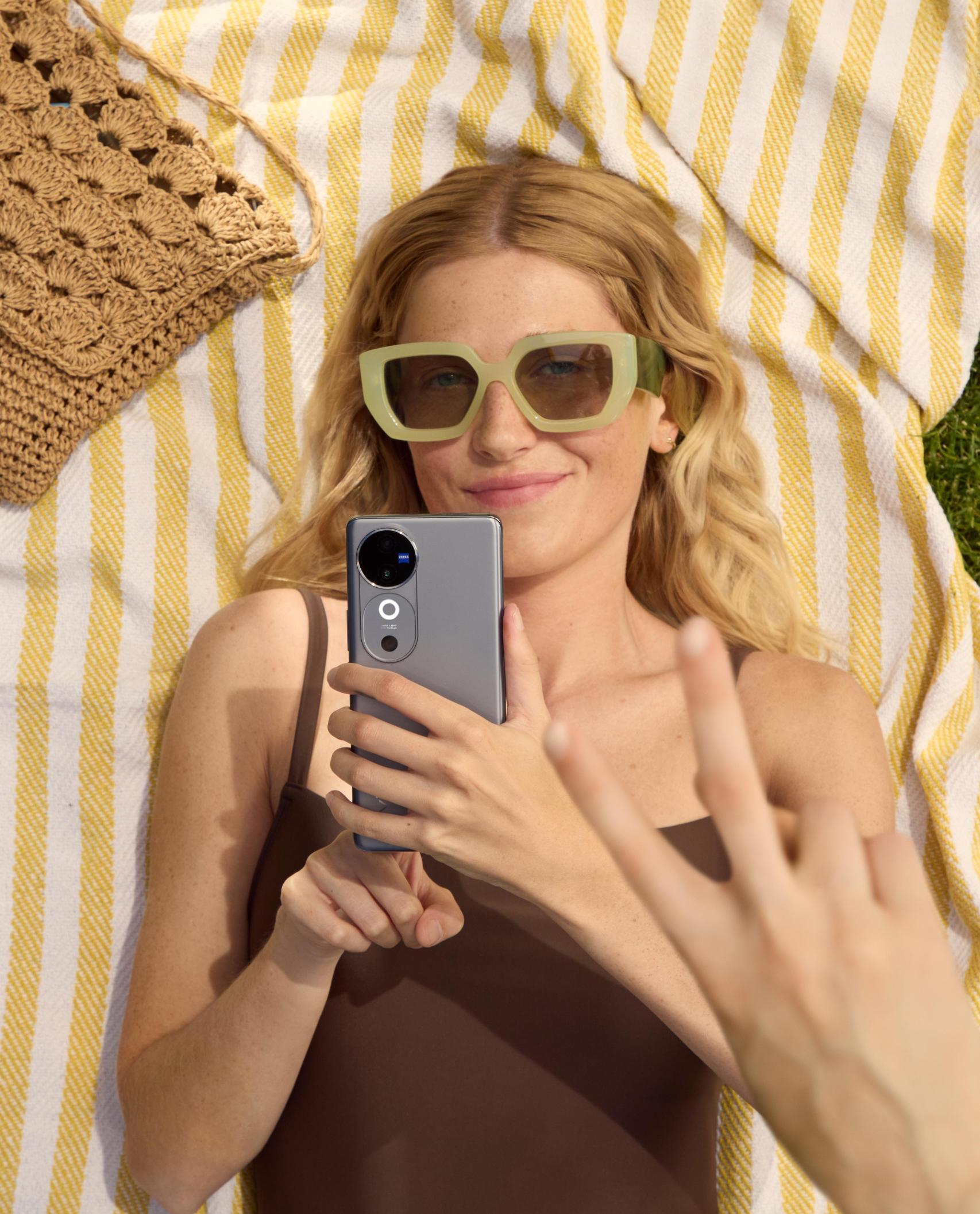 Con el smartphone V40 podrás hacer fotografías profesionales en la piscina, la noche, la playa...