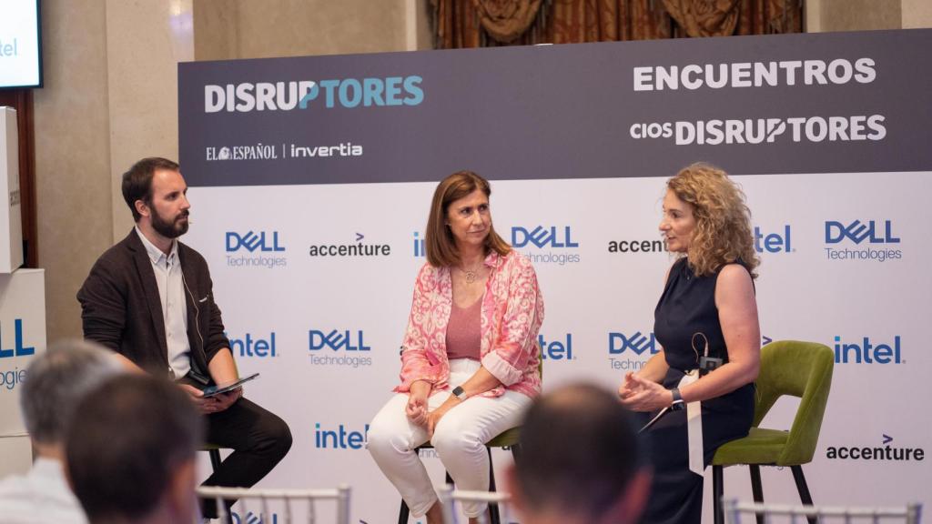 Alberto Iglesias Fraga, de Disruptores - El Español, María Antonia Rodríguez, directora general de Dell Technologies en España; y Raquel Herrero, managing director de Accenture en Outsounding de Infraestructuras.