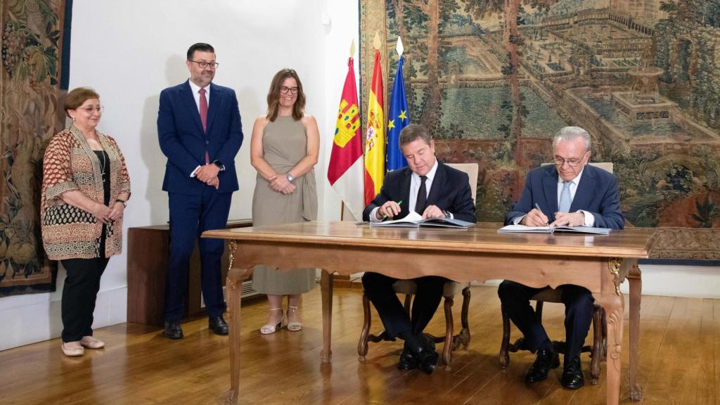 Firma del acuerdo entre Fundación la Caixa y la Junta de Castilla-La Mancha. Foto: Javier Longobardo.