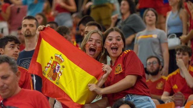 Aficionadas de España en la Fontteta durante la semifinal contra Francia. EE