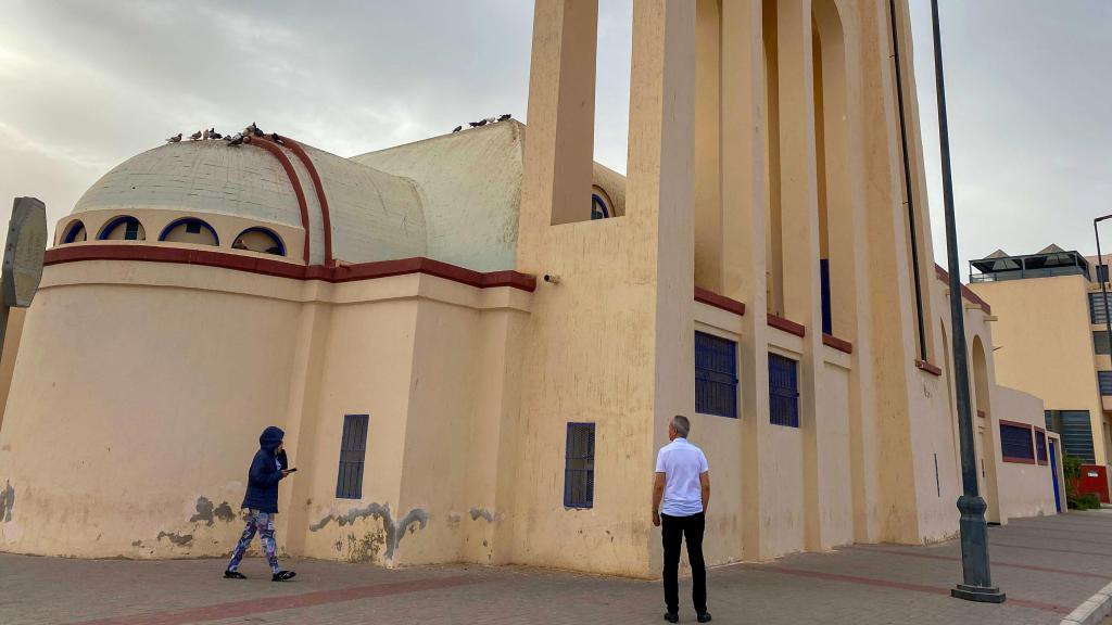 Vista de la iglesia española de Nuestra Señora del Carmen en Dajla, Sáhara Occidental.