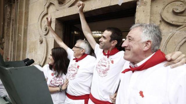 El alcalde de Pamplona, Joseba Asirón, durante el 'chupinazo'.