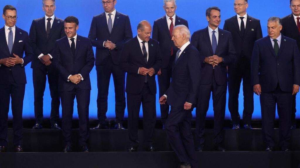 El presidente de EEUU, Joe Biden, se coloca para la foto de familia en la cumbre de la OATN.
