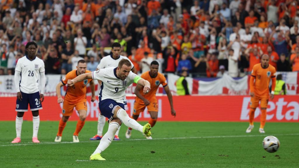 Harry Kane ejecuta el penalti para empatar ante Países Bajos.