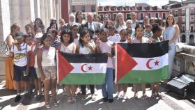 Los niños saharauis en el balcón del Ayuntamiento de Valladolid junto al alcalde