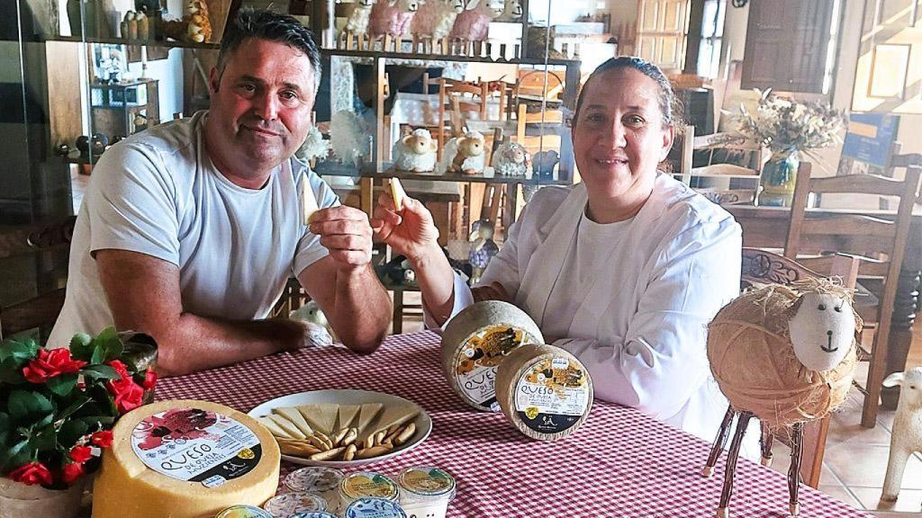 Isabel y Alfredo, la pareja al frente de la Quesería Artesanal de Mucientes