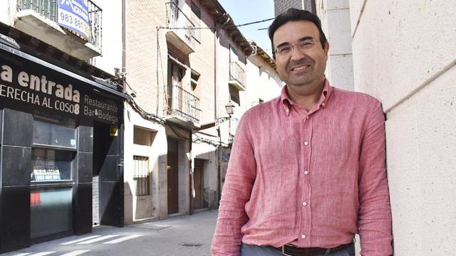 Roberto Díez, alcalde de Peñafiel, en la zona en la que se rehabilitarán las viviendas