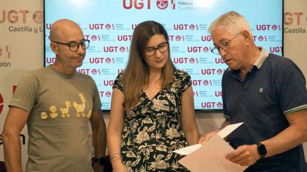 La secretaria de Sanidad UGT SP CyL, Rosa López; el secretario Acción Sindical de UGT SP Zamora, Jerónimo Cantuche (D), y el secretario Sanidad de UGT SP Zamora, José Mª Barbón, denuncian el incumplimiento del plazo de publicación de la bolsa de empleo de celadores por la Consejería de Sanidad