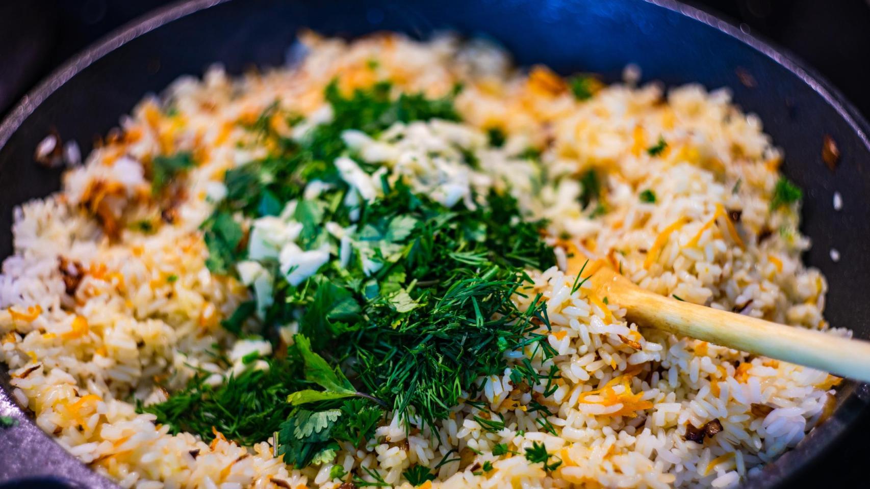 Un arroz frito con vegetales