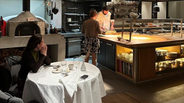 En los restaurantes sí que hay servilletas, como en la mesa de Willem Hiele.