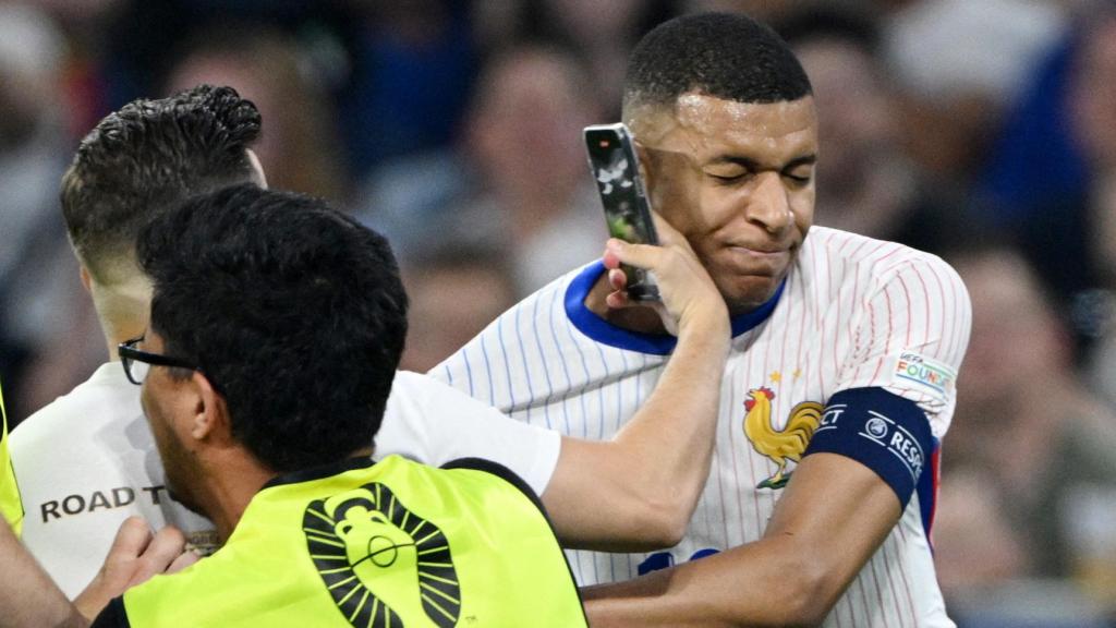 El espontáneo trata de hacerse un 'selfie' con Mbappé.