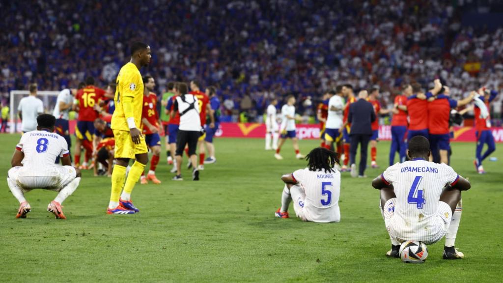 Los jugadores de Francia tras la derrota ante España en la Eurocopa