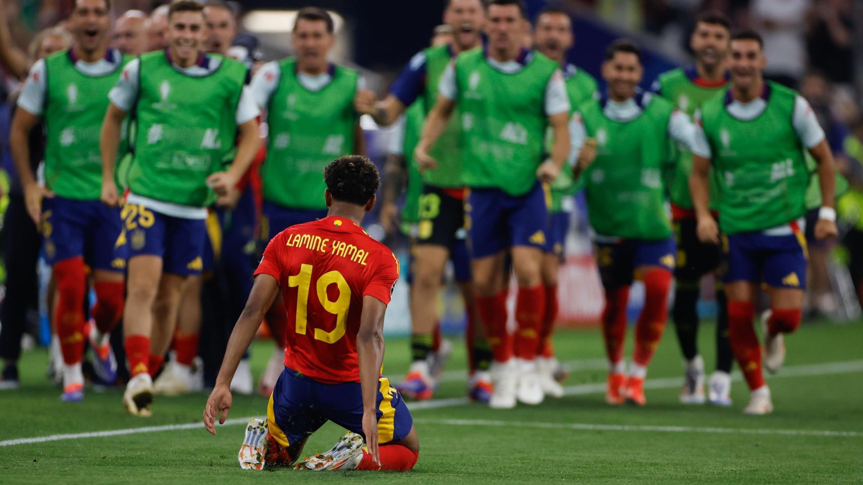 Lamine Yamal celebra su gol a Francia en la Eurocopa frente al banquillo de España