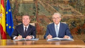 Firma del acuerdo entre Fundación la Caixa y la Junta de Castilla-La Mancha. Foto: Javier Longobardo.