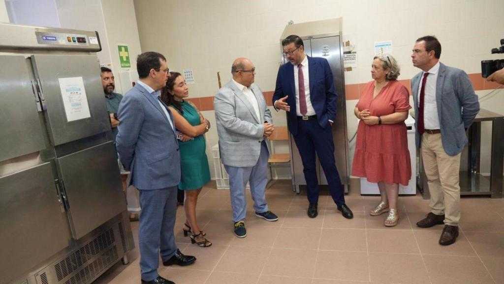 El consejero de Educación, Amador Pastor, visita el comedor escolar de Villaluenga de la Sagra.