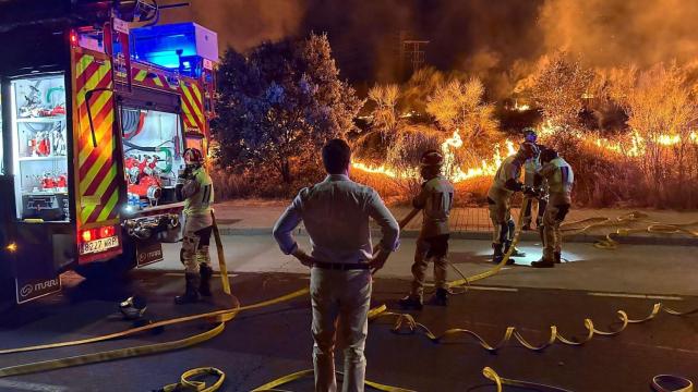 El alcalde de Toledo, Carlos Velázquez, se desplazó hasta la zona del incendio en Valparaíso.