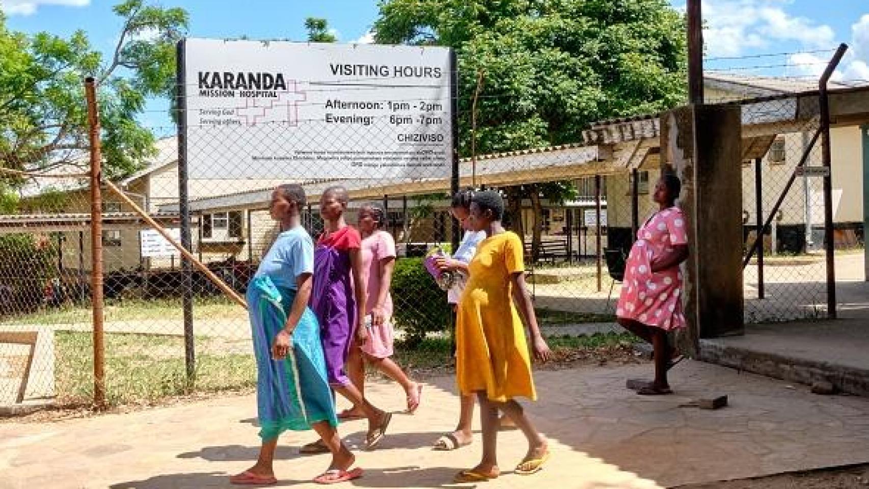 Un grupo de mujeres embarazadas salen de un hospital de Zimbabue.