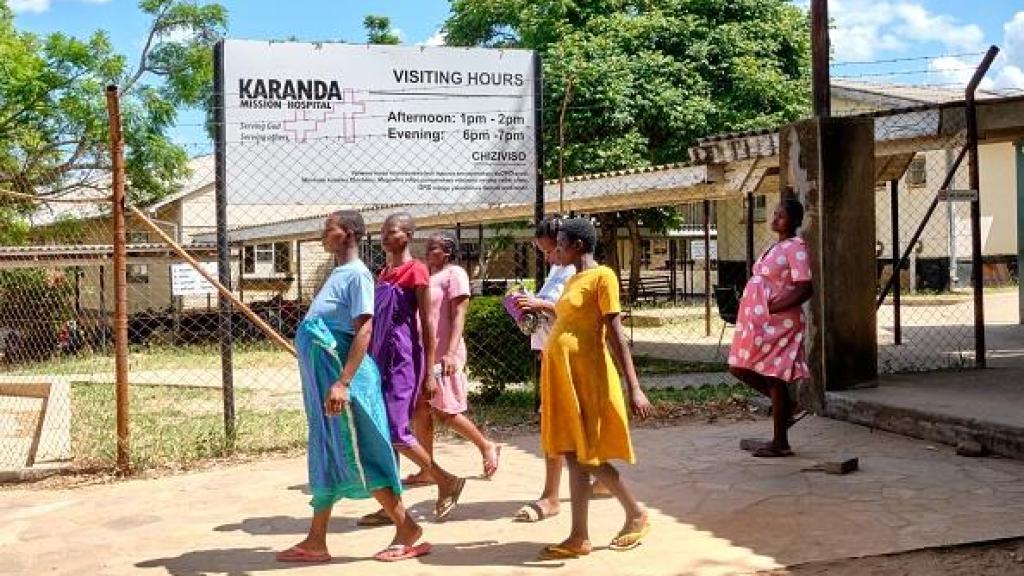 Un grupo de mujeres embarazadas salen de un hospital de Zimbabue.