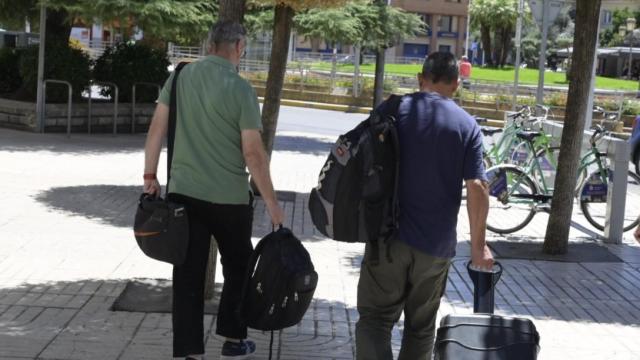 Agentes de la UCO, a su salida de la Diputación de Badajoz tras copiar los 'mails'.