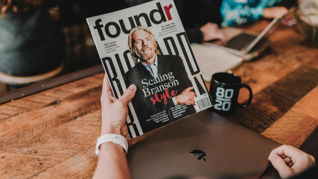 Una revista con Richard Branson en la portada.