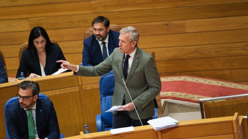 El presidente de la Xunta, Alfonso Rueda, durante la sesión de control del pleno del Parlamento gallego.