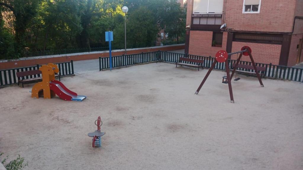 El parque infantil que derribarían al hacer la vía de acceso al solar.