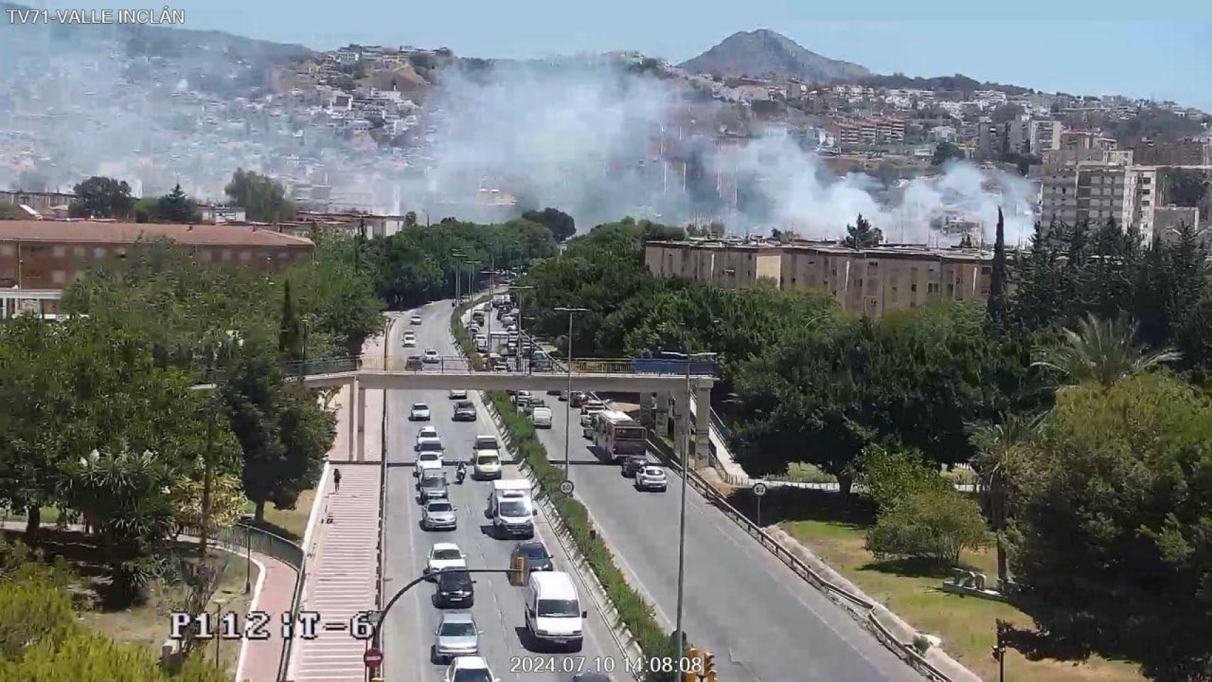 La columna de humo causada por el incendio cerca de La Rosaleda.