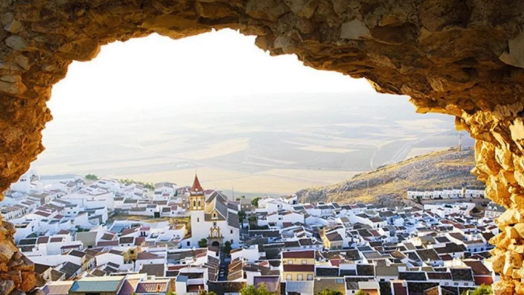 Este es el pueblecito de Málaga que esconde un castillo y un monumento nazarí descubierto por un vecino