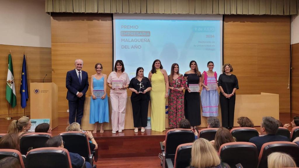 Fotografía de familia de las premiadas junto a Rocío García, presidenta de Amupema, y Francisco de la Torre, alcalde de Málaga