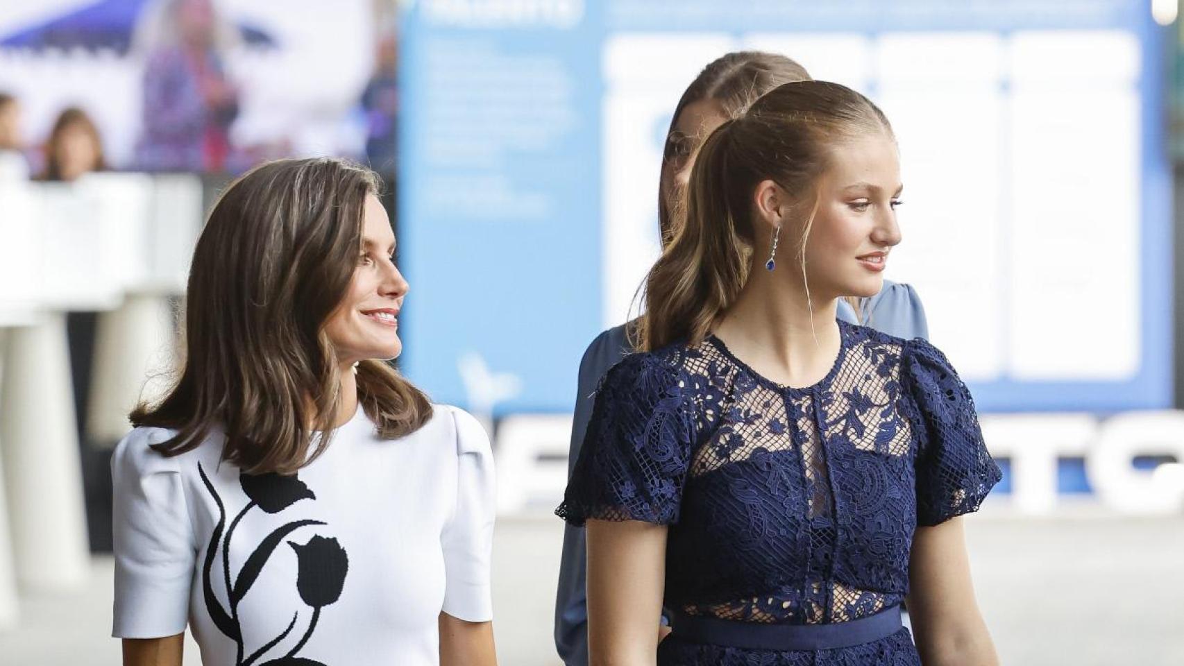 La reina Letizia con vestido de madre orgullosa junto a Leonor en los Premios Princesa de Girona 2024