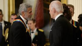 El presidente estadounidense Joe Biden, saluda a George Clooney el pasado 10 de junio.