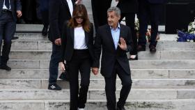 Carla Bruni y Nicolas Sarkozy a la salida del funeral de Françoise Hardy el pasado 20 de junio.