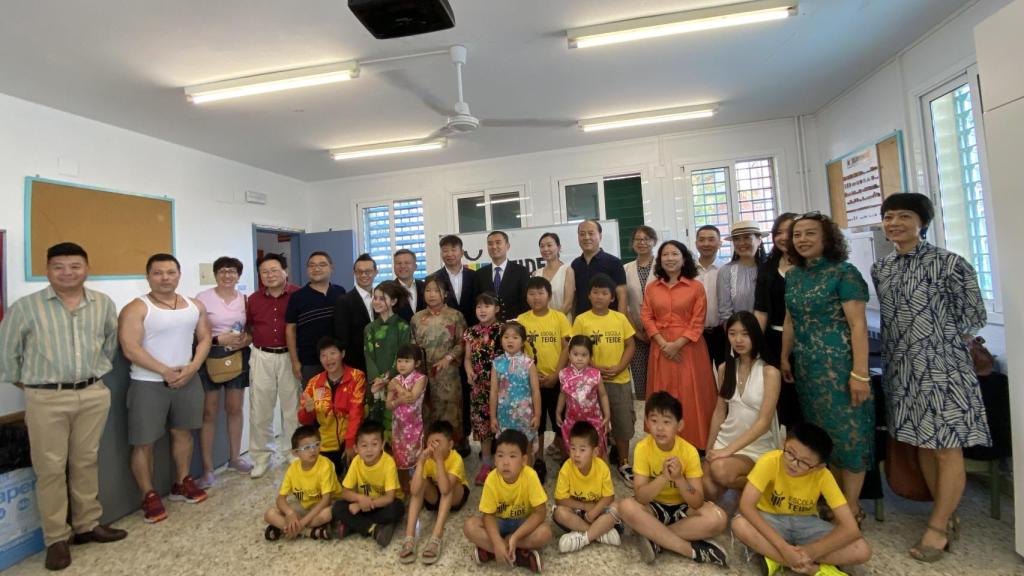 Foto grupal con algunos alumnos en la Escuela Teide de Viladecans en una presentación.