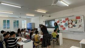 Una sala de clase donde los niños realizan un taller.