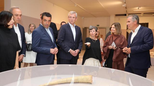 Visita inaugural a la exposición 'A era das fábulas' en Pontevedra.