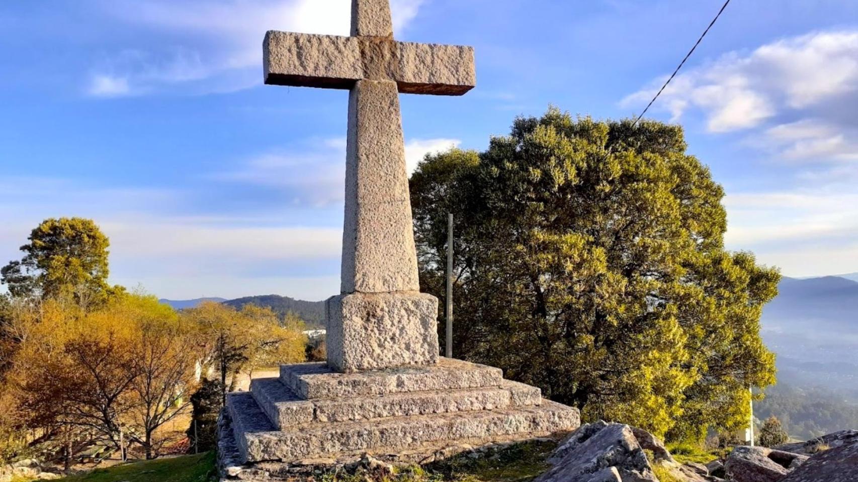 Cruz de piedra en el alto de Castro Herville