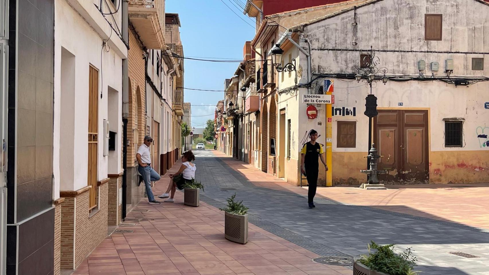 Calle de acceso al municipio valenciano de Llocnou de la Corona.